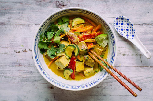 Thailändisches Curry mit Tofu und Gemüse cremig-fein mit Kokosmilch und Koriander