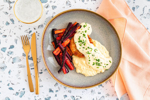 Lachsfrikadelle mit Ofenkarotten und cremig-käsigem Kartoffel-Sellerie-Püree