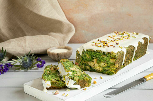 Grüner Apfel-Spinat-Kuchen mit Crème fraîche und Pistazien