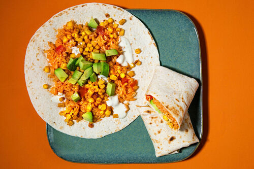 Burritos mit Avocado und geröstetem Mais mit Tomatenreis und Limettendip