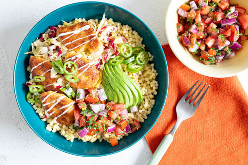 Mexikanische Fisch-Bowl mit Avocado dazu Perlencouscous und rauchiger Dip