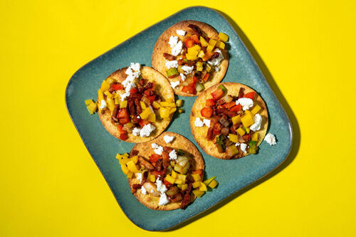 Tostadas mit Bacon, Feta und Lauch garniert mit frischer Paprika-Salsa