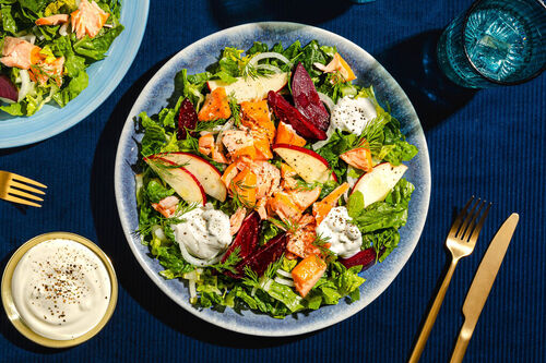 Stremellachs auf Salat mit Roter Bete fruchtig-fein mit Apfel und Meerrettichcreme