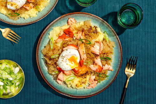 Stremellachs und pochiertes Ei auf würzigem Sauerkraut und Kartoffelstampf