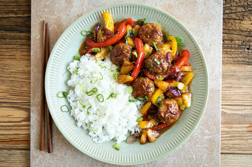 Waikiki-Hackbällchen vom Bio-Rind süßsauer mit Ananas, dazu Basmatireis