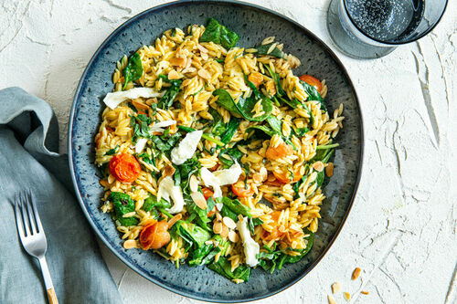 Linsen-Strozzapreti mit Tomaten & Mozzarella One-Pot-Style mit Mandeln & Spinat