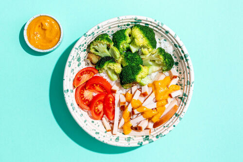 Geräuchertes Hähnchen mit Erdnusssauce auf Basmatireis mit Tomaten und Brokkoli
