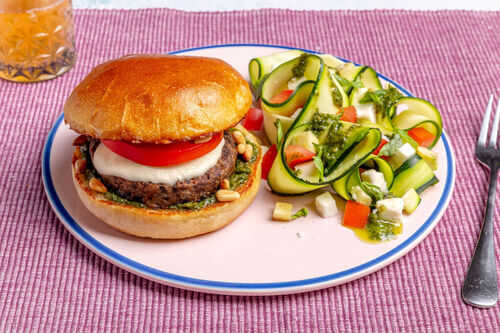 Veggie-Burger mit Champignon-Käse-Patty Caprese-Style mit buntem Salat