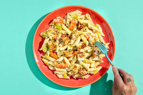 Zarte Pasta mit mariniertem Fisch mit Karotten, Lauch und frischer Zitrone