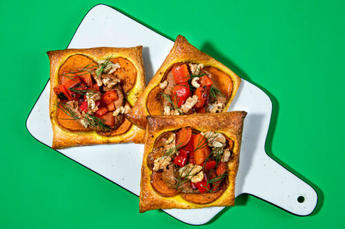 Galettes mit Süßkartoffeln und Paprika dazu Muhammara-Dip und Walnüsse