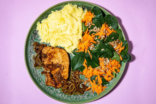 Zwiebel-Schweinesteak mit Kartoffelpüree dazu frischer Salat aus Spinat und Karotten