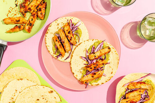 Tacos mit Steak in Passionsfruchtglasur mit cremigem Rotkohl-Slaw und Mais-Salsa