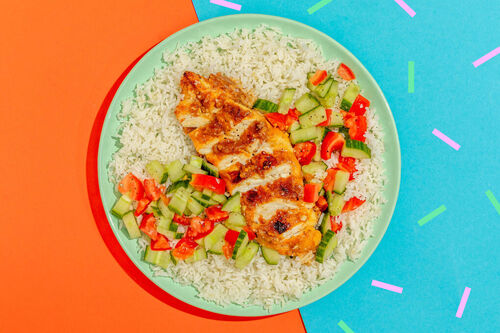 Hoisin-Hähnchen mit Basmatireis dazu eingelegte Gurken und Tomaten