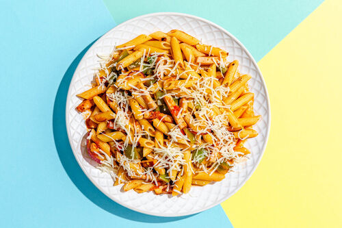 RS Pasta mit Räucherhähnchen und Gemüse in aromatischem Tomaten-Oliven-Pesto