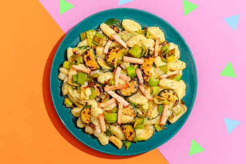 Cremige Gnocchi mit Veggie-„Hähnchen” an grünem Gemüse