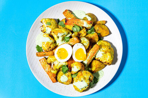 Röstgemüsesalat mit Korianderjoghurt mit Curry und gekochtem Ei