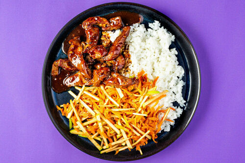 Hoisin-Schweinesteakstreifen auf Sushireis dazu fruchtiger Apfel-Karotten-Slaw