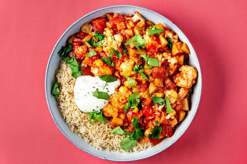 Aloo Gobhi mit Blumenkohl und Kartoffeln mit braunem Reis und Koriander