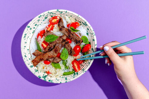 Rinderschnetzel auf Glasnudelsalat mit Kohlrabi, Kirschtomaten und Basilikum