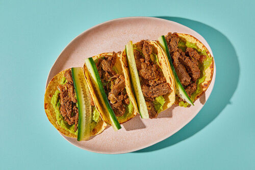 Tacos mit veganem Rind dazu Guacamole und frische Gurke