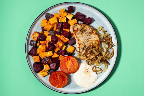 Schweinesteak mit Wurzelgemüse dazu Zwiebeln und rauchiger Joghurtdip