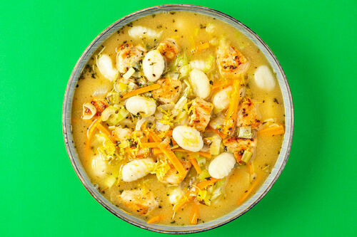 Hühnersuppe mit Gnocchi-Klößchen mit Gemüse und Zitrone