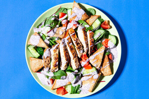 RS Mediterraner Salat mit Hähnchen mit würzigem Dressing und Pita-Ecken