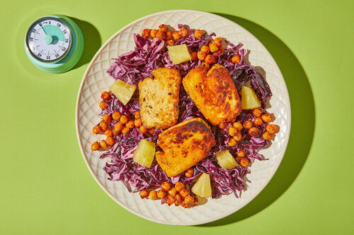 Zartes Hähnchenschnitzel auf Ananas-Slaw mit knusprigen Cajun-Kichererbsen