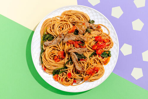 Rinderschnetzel auf Vollkornpasta mit fruchtiger Spinat-Tomaten-Sauce