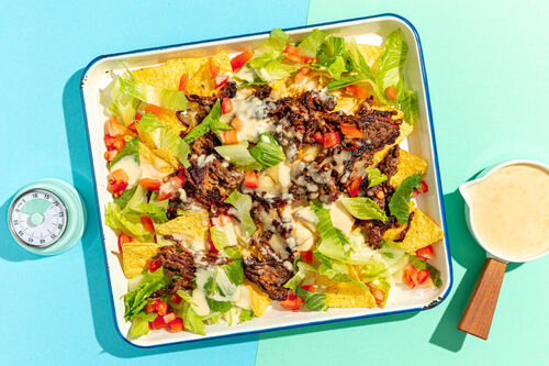 Nachos mit würzigem Veggie-Hack mit Käsesauce und frischem Salat