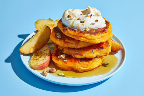 Süßkartoffel-Pfannkuchen mit gegrilltem Apfel und Ahornsirup