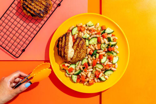 V: BBQ-Special: Würzige Veggie-Frikadelle mit Käse und buntem Sommersalat