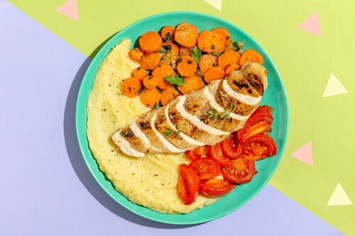 Thymian-Hähnchen mit Vichy-Karotten auf feinem Kartoffelpüree