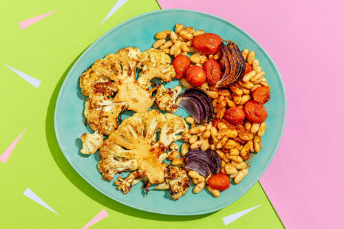 Blumenkohlsteaks mit aromatischer Glasur mit weißen Bohnen und Tomaten