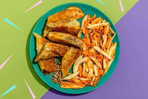 Blätterteigrollen mit Veggiehack dazu ein frischer Apfel-Karotten-Salat
