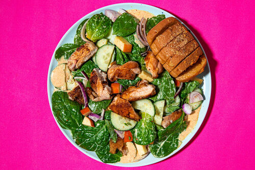 RS Hähnchenstreifen auf würzigem Spinatsalat mit Äpfeln und Baguette