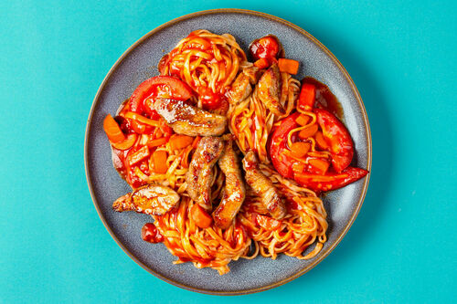 Schweinesteak süß-sauer mit Nudeln, Karotten und Tomaten