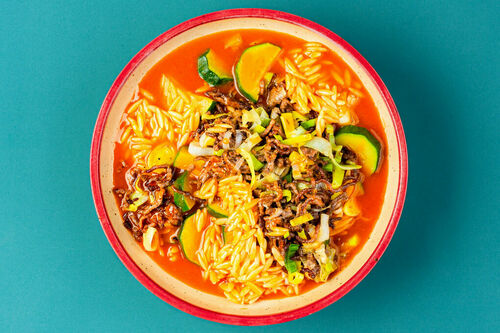 Griechische Nudelsuppe mit veganem Hack mit Lauch und Zucchini