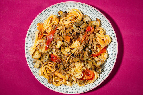 Koreanische Pasta mit Rinderbolognese mit Ingwer, Pilzen und Sesamöl