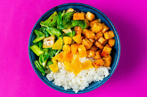 Süßsaurer Tofu in Orangen-Chili-Sauce mit zartem Pak Choi und Sushireis