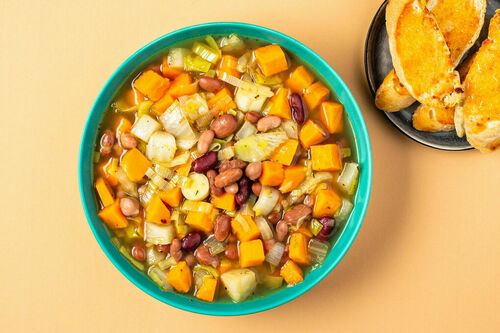 RS Süßkartoffeleintopf mit gemischten Bohnen mit Gemüse und Sweet-Chili-Röstbrot