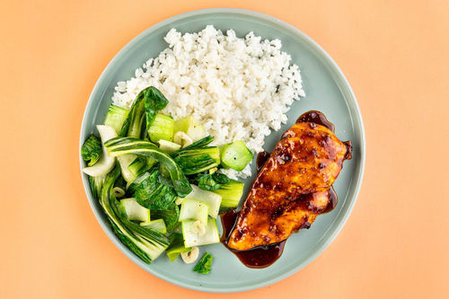 Teriyaki-Hähnchen mit Pak Choi dazu fluffiger Sushireis