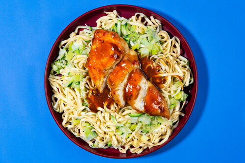 Sweet-Chili-Hähnchenfilet auf würziger Nudelpfanne mit Gemüse