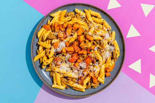 Cremige Veggiehackpfanne mit Penne und gebackenem Kürbis