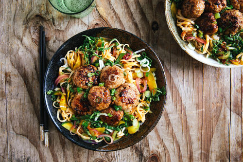 Teriyaki-Schweinehackbällchen mit Pak-Choi-Gemüse und Nudeln