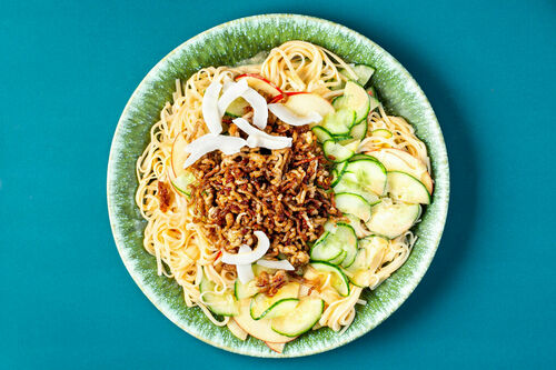 RS Schweinehack auf Hoisin-Reisnudelsalat mit Gurke, Apfel und Kokosnuss