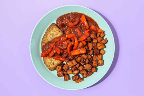 Veggieschnitzel und Süßkartoffeln an rauchiger Paprika-Tomatensauce