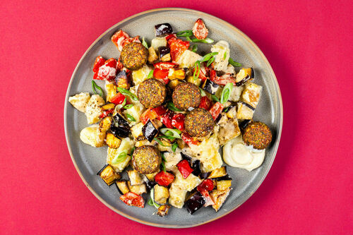 Falafel auf warmem Gemüse-Kartoffelsalat mit einem Dressing aus Sonnenblumenkernen