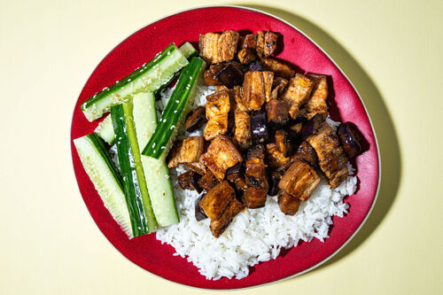 Schweinebauch mit Auberginen auf Jasminreis, dazu Sesam-Gurken-Salat