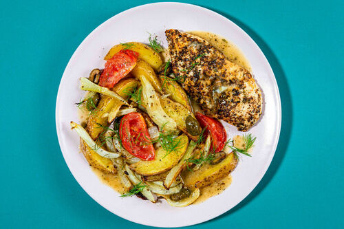 Kräuterhähnchen an Ofengemüse mit goldenen Kartoffelspalten und Oliven